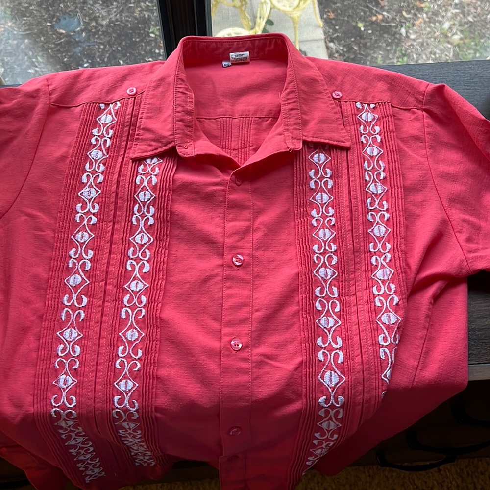 *brand new and perfect condition* Pink button up t-shirt